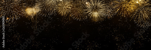 Canvas Print abstraktes goldenes feuerwerk isoliert in einer reihe auf schwarzem hintergrund,