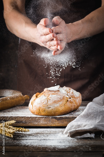 Foto Baker cooking bread