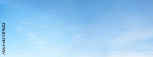 blauer Himmel Hintergrund mit ganz leichten Schleierwolken photo