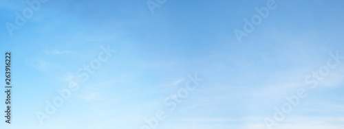 Foto blauer Himmel Hintergrund mit ganz leichten Schleierwolken
