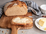 Brotlaib und eine Scheibe Brot mit Butter