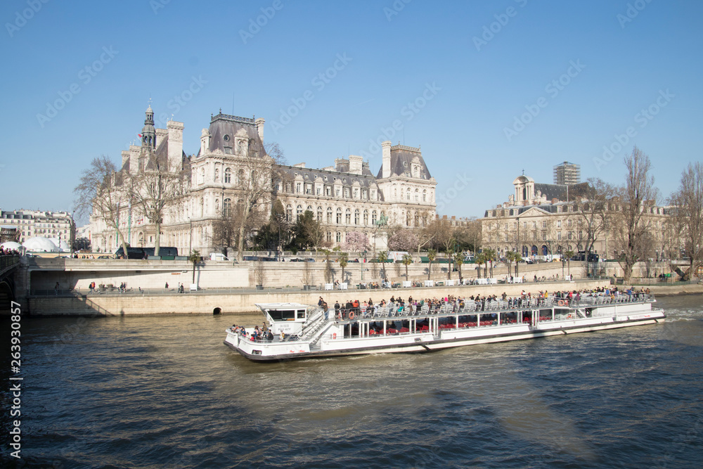 Live on and arrond river Seine