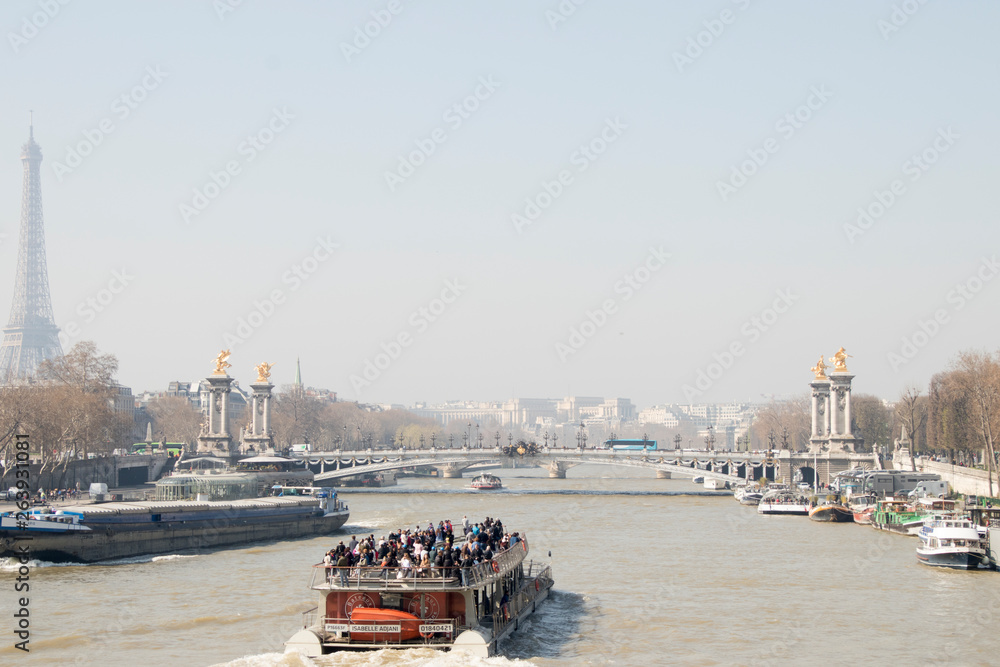 Live on and arrond river Seine