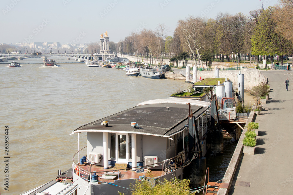 Live on and arrond river Seine