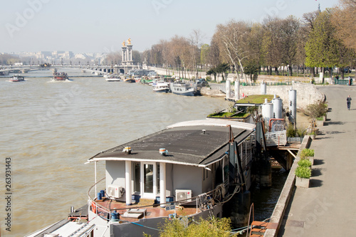 Obraz na płótnie Live on and arrond river Seine w salonie