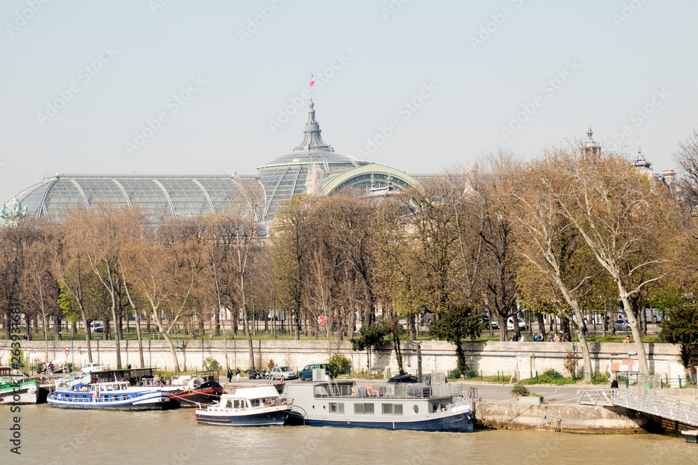 Live on and arrond river Seine