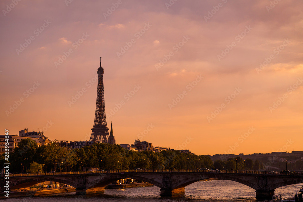 Obraz premium Eiffel tower at sunset