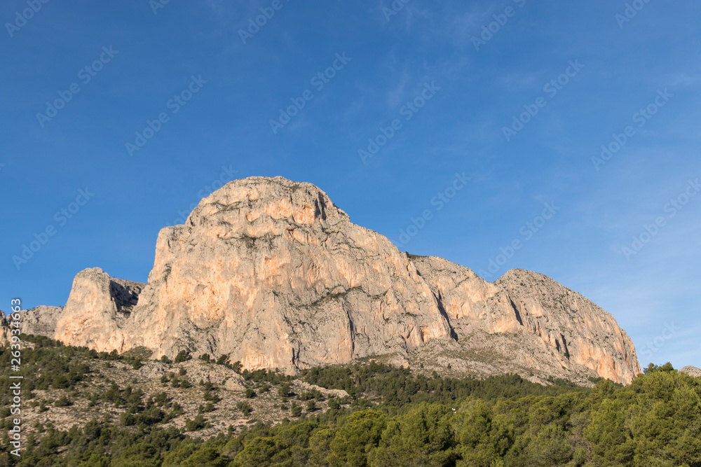 Fototapeta premium Montaña rocosa sobre cielo azul con nubes