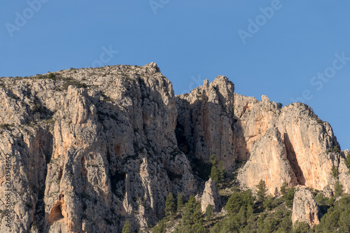 Detalle de montaña rocosa sobre cielo azul 