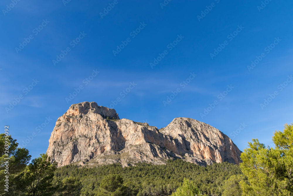 Montaña rocosa sobre cielo azul