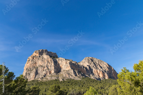 Montaña rocosa sobre cielo azul