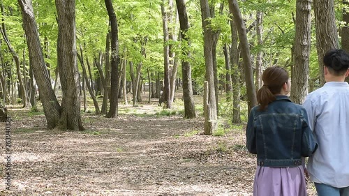 公園を歩く若いカップル
