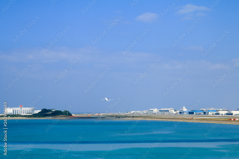 활주로에서 이륙하는 비행기