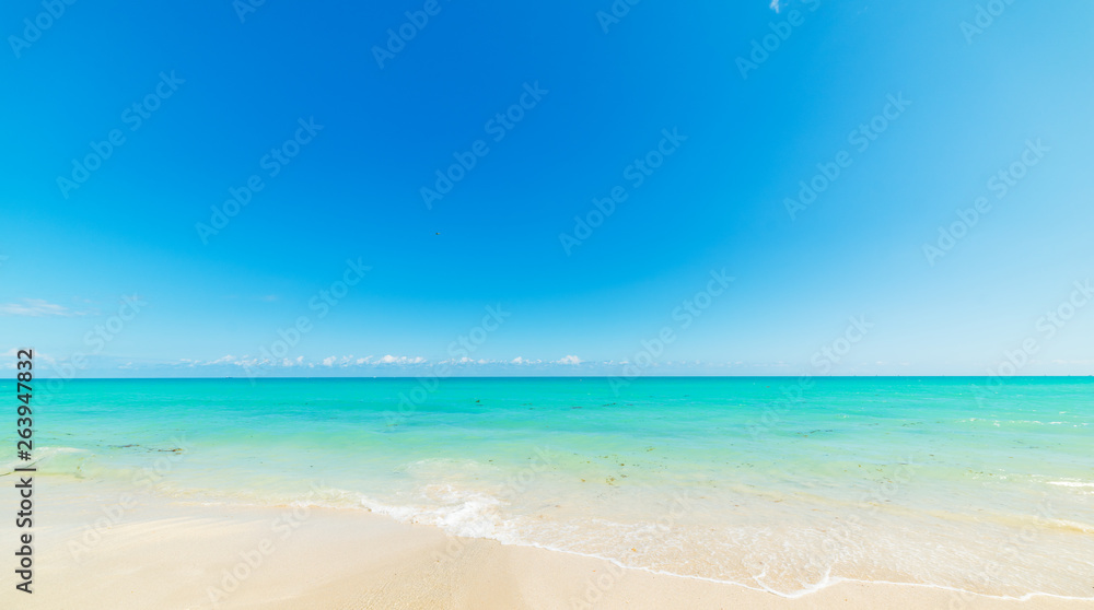 Fototapeta premium Błękitne niebo i turkusowa woda w Miami Beach Shor