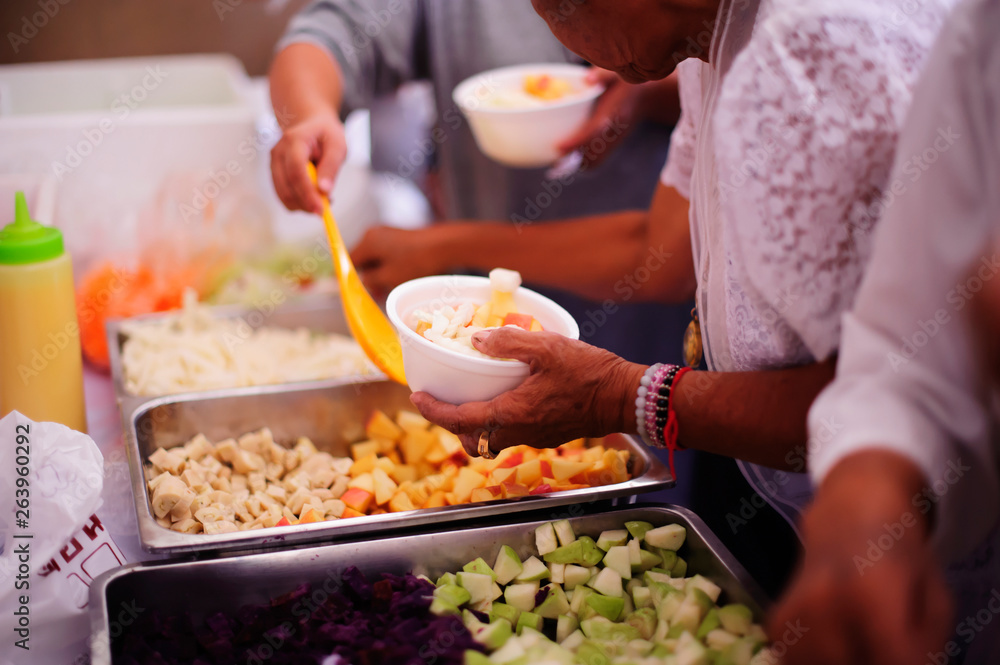 Volunteers Share Food to the Poor : Hands-on food of the hungry is the hope of poverty : concept of homelessness