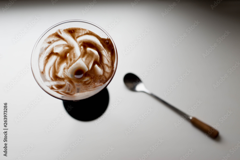 Fototapeta premium an empty glass of dessert