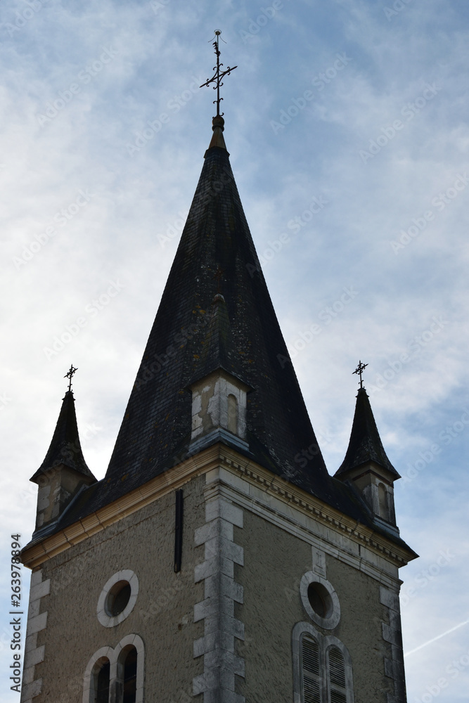 Clocher de l'église du village de Ramous dans le Béarn dans les Pyrénées Atlantiques