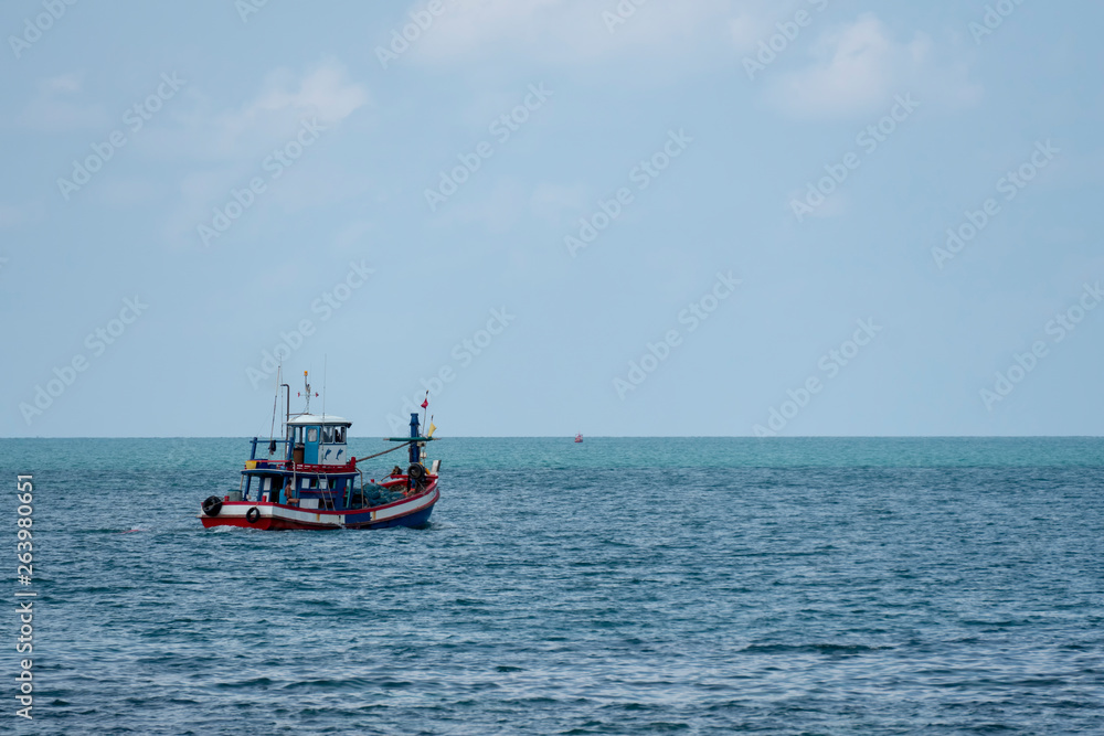 Boat crossing Sattahip and Koh Kham Carry passengers full of boats Boat crossing Sattahip and Koh Kham Carry passengers full of boats