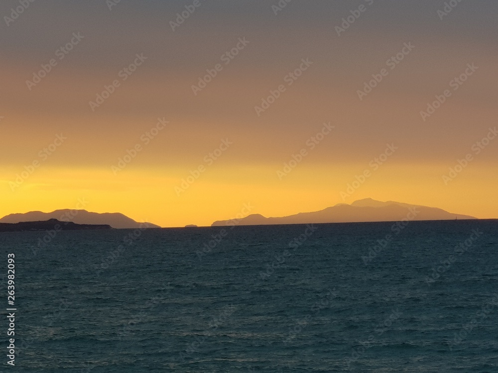 tramonto sul mare con lo sfondo di capo milazzo e delle isole eolie
