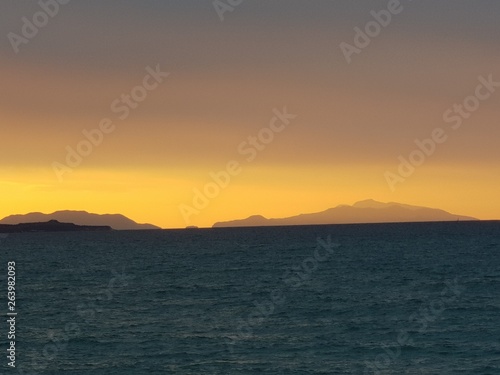 tramonto sul mare con lo sfondo di capo milazzo e delle isole eolie