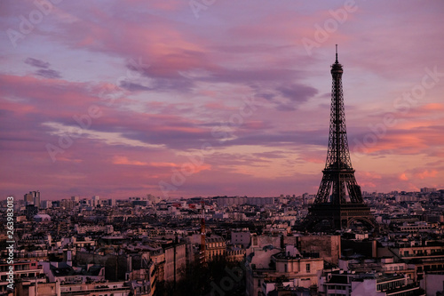 Eiffel Tower during Sunset © Timm