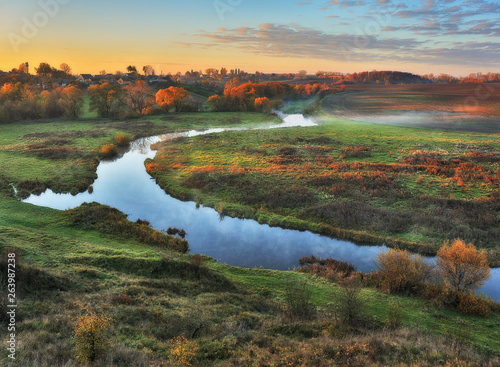 Fototapeta Naklejka Na Ścianę i Meble -  autumn morning. sunrise in the valley of the picturesque river