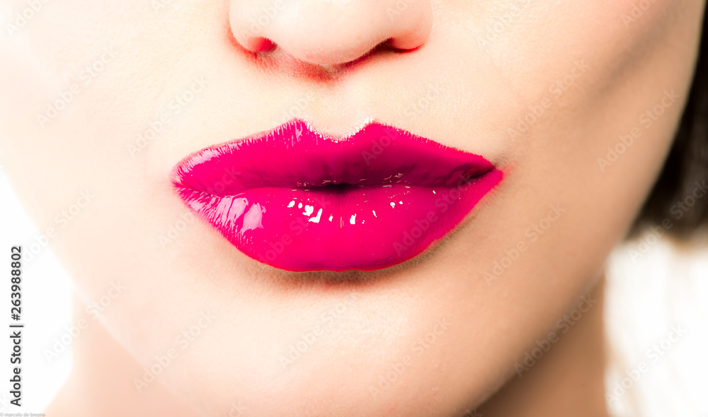 Fototapeta premium sorriso feminino com batom brilhante