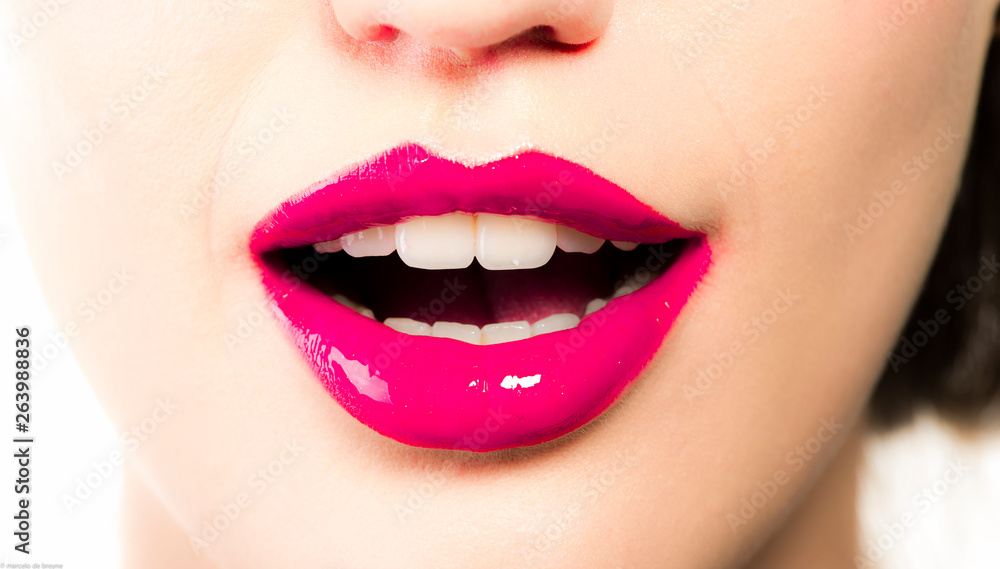 Fototapeta premium sorriso feminino com batom brilhante