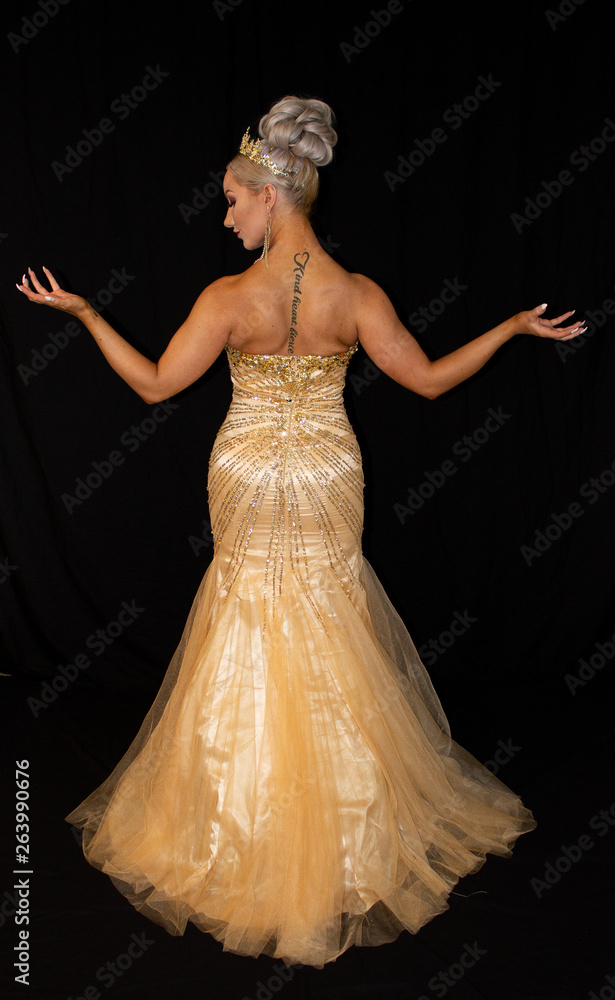 Fototapeta premium Golden witch wielding magic