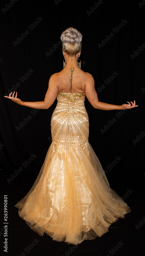 Fototapeta premium Golden witch wielding magic