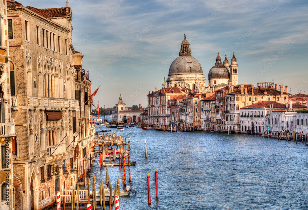 Fototapeta premium Historyczne budynki na Canal Grande w Wenecji, Włochy
