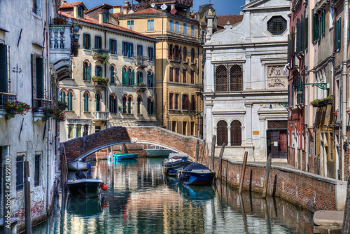 Canal and historical buildings in Venice, Italy © Jan Kranendonk