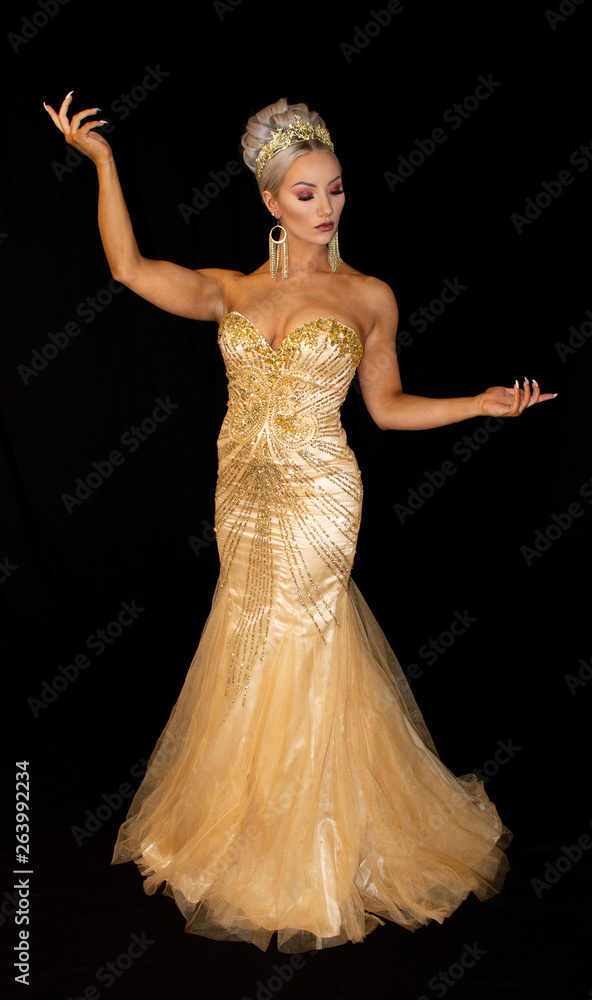 Naklejka premium Golden witch with magic hands, wearing crown