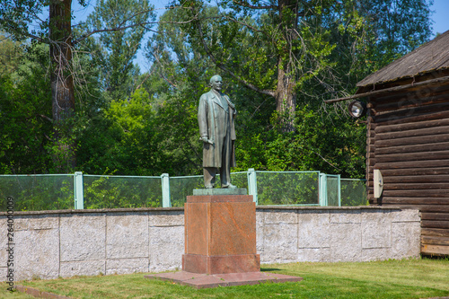 statue Lenin in village Shushenskoe photo