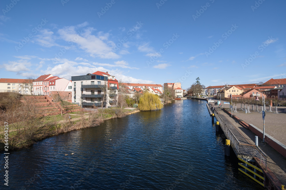 Blick auf den Stadtkanal im Alten Hafen in Rathenow	