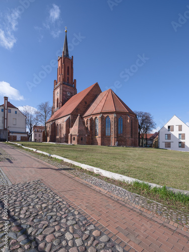 Blick aus niedriger Perspektive auf die Sankt-Marien-Andreas-Kirche  in Rathenow im Havelland	 photo