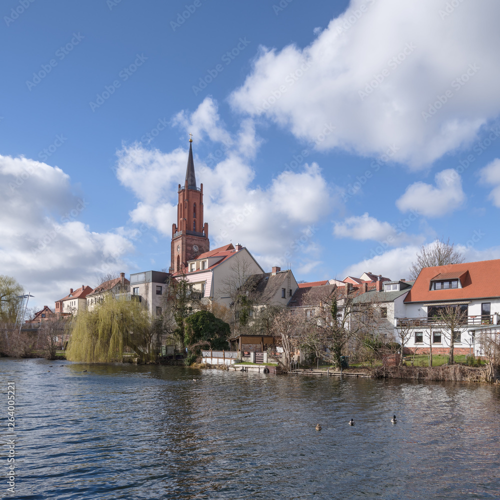 Sankt-Marien-Andreas-Kirche im alten Hafen der Stadt Rathenow im Havelland vor blauem Himmel mit Wolken	