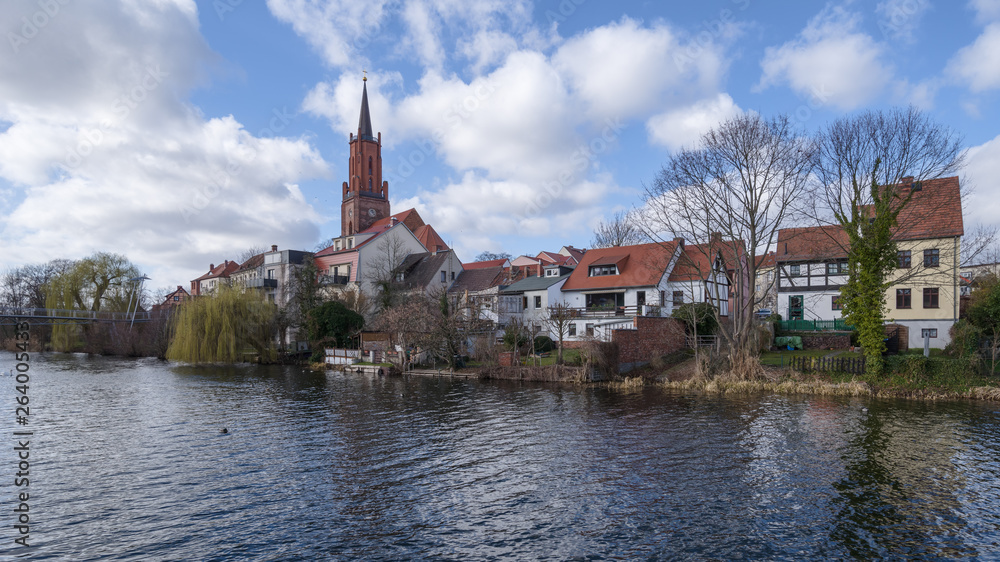 Sankt-Marien-Andreas-Kirche im alten Hafen der Stadt Rathenow im Havelland vor blauem Himmel mit Wolken	
