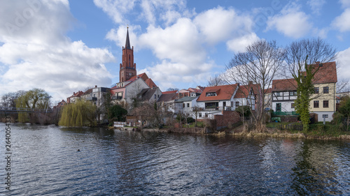 Sankt-Marien-Andreas-Kirche im alten Hafen der Stadt Rathenow im Havelland vor blauem Himmel mit Wolken 