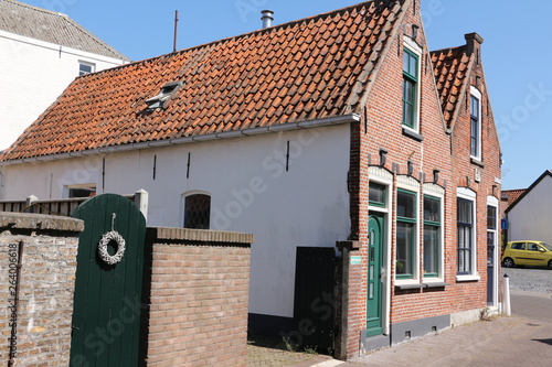 Historische Gebäude im Zentrum von Brouwershaven in Holland photo