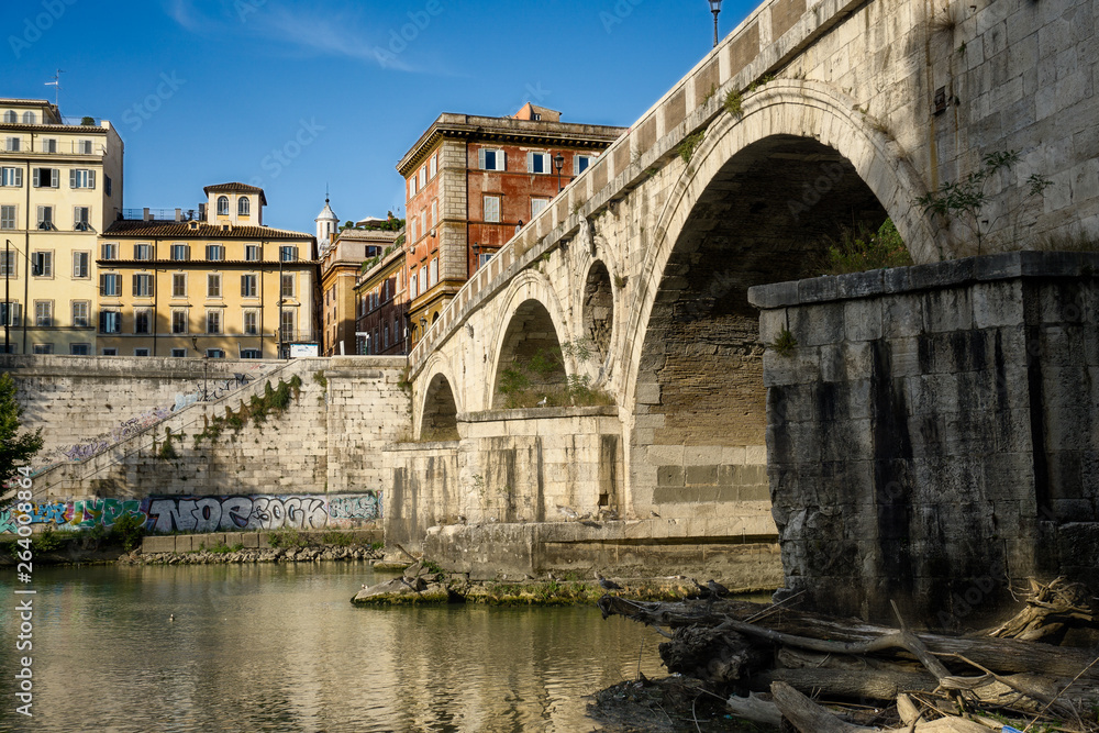 Vista de un puente sobre el rió Tiber de Roma