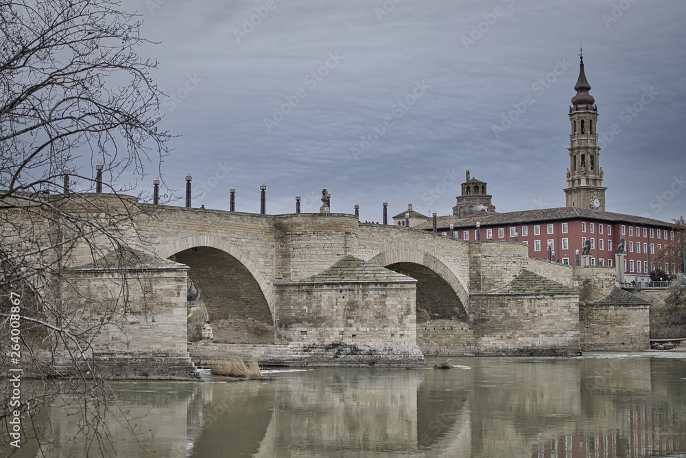 Vista del Puente de Piedra sobre el río Ebro de Zaragoza