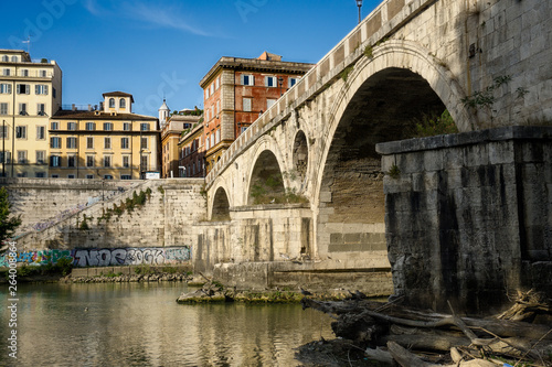 Vista de un puente sobre el rió Tiber de Roma photo
