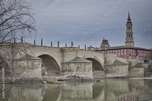 Vista del Puente de Piedra sobre el río Ebro de Zaragoza