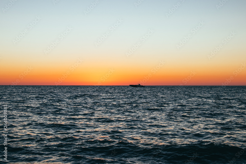 Naklejka premium Boat in the Sunset