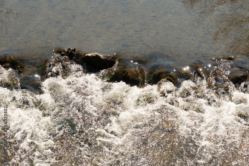 Fototapeta premium Schaumkronen in einem Bach