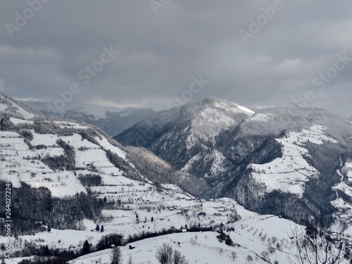  Bonito Paisaje de invierno en la montañas de los carpatos con árboles cubiertos de nieve en Rumania, Trasilvania, pueblo de Parva. © nykaly
