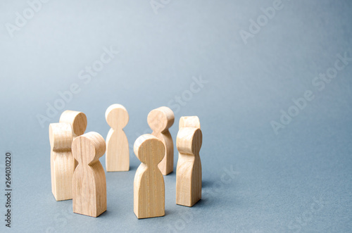 Foto People stand in a circle on a gray background