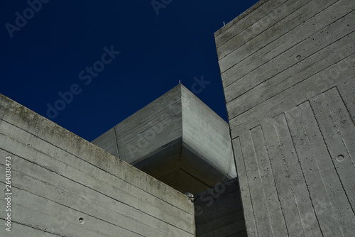 betongebäude ragen in den blauen Himmel