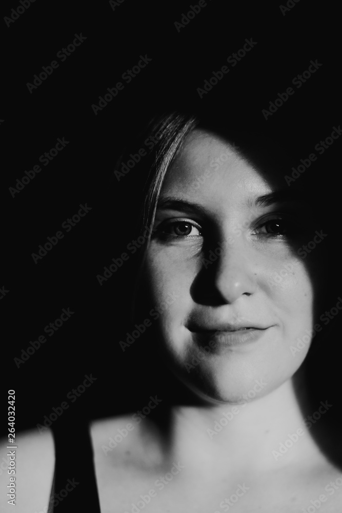 Portrait junge Frau schwarz weiß dunkel